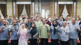 Azhar Hamzah membuka sosialisasi pendaftaran merek kolektif bagi Koperasi Merah Putih di Aula Kantor Wali Kota Sungai Penuh.