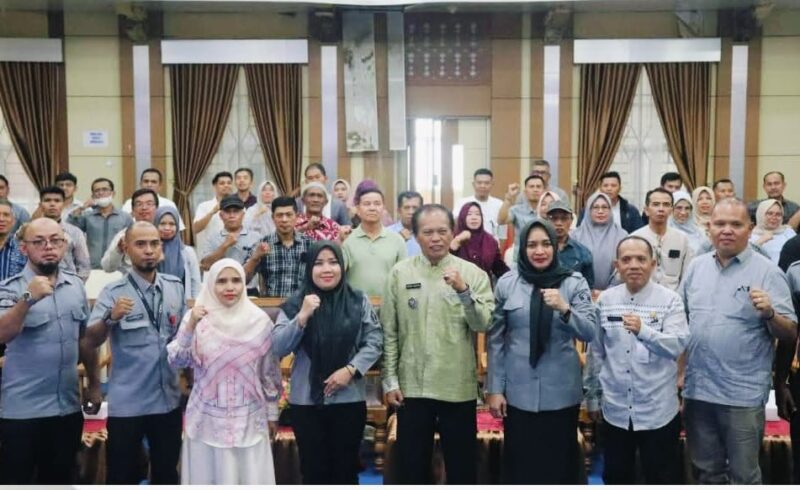 Azhar Hamzah membuka sosialisasi pendaftaran merek kolektif bagi Koperasi Merah Putih di Aula Kantor Wali Kota Sungai Penuh.