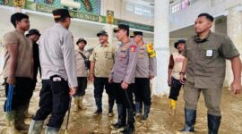 Personel Polri dan warga bersama-sama membersihkan Masjid Syuhada yang terdampak bencana.

