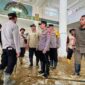 Personel Polri dan warga bersama-sama membersihkan Masjid Syuhada yang terdampak bencana.

