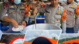 Personel SAR Brimob Resimen III sedang bersiaga dan menyiapkan bantuan di Posko Bencana Desa Tanah Saban, Padang Pariaman.