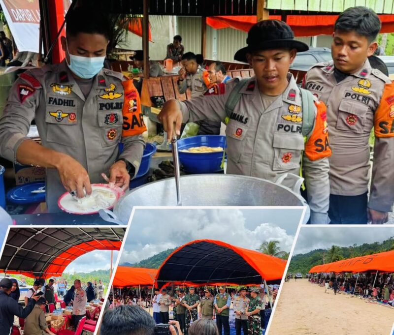Personel SAR Brimob Resimen III sedang bersiaga dan menyiapkan bantuan di Posko Bencana Desa Tanah Saban, Padang Pariaman.