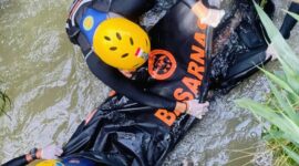 Tim SAR Jambi mengevakuasi korban bocah 4 tahun yang hanyut di selokan. 