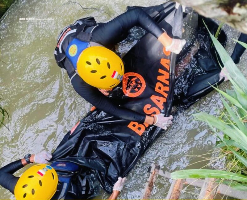 Tim SAR Jambi mengevakuasi korban bocah 4 tahun yang hanyut di selokan. 
