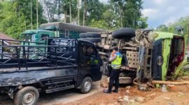 Evakuasi dump truck terguling di Sijunjung, arus lalu lintas sempat tersendat.