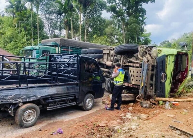 Evakuasi dump truck terguling di Sijunjung, arus lalu lintas sempat tersendat.