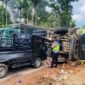 Evakuasi dump truck terguling di Sijunjung, arus lalu lintas sempat tersendat.