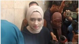 Inara Rusli menyampaikan kabar pencabutan laporan terhadap Insanul Fahmi di Polda Metro Jaya