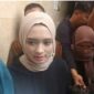 Inara Rusli menyampaikan kabar pencabutan laporan terhadap Insanul Fahmi di Polda Metro Jaya