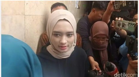 Inara Rusli menyampaikan kabar pencabutan laporan terhadap Insanul Fahmi di Polda Metro Jaya