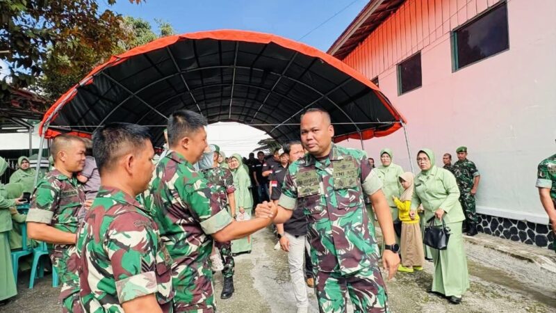 Letkol Inf Eko Budiarto melakukan salam perpisahan dengan prajurit Kodim 0417/Kerinci di sela kegiatan farewell.