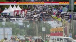 Sejumlah kendaraan melintas di Jalan Raya Puncak saat arus meningkat pukul siang hari, rekayasa one way diterapkan