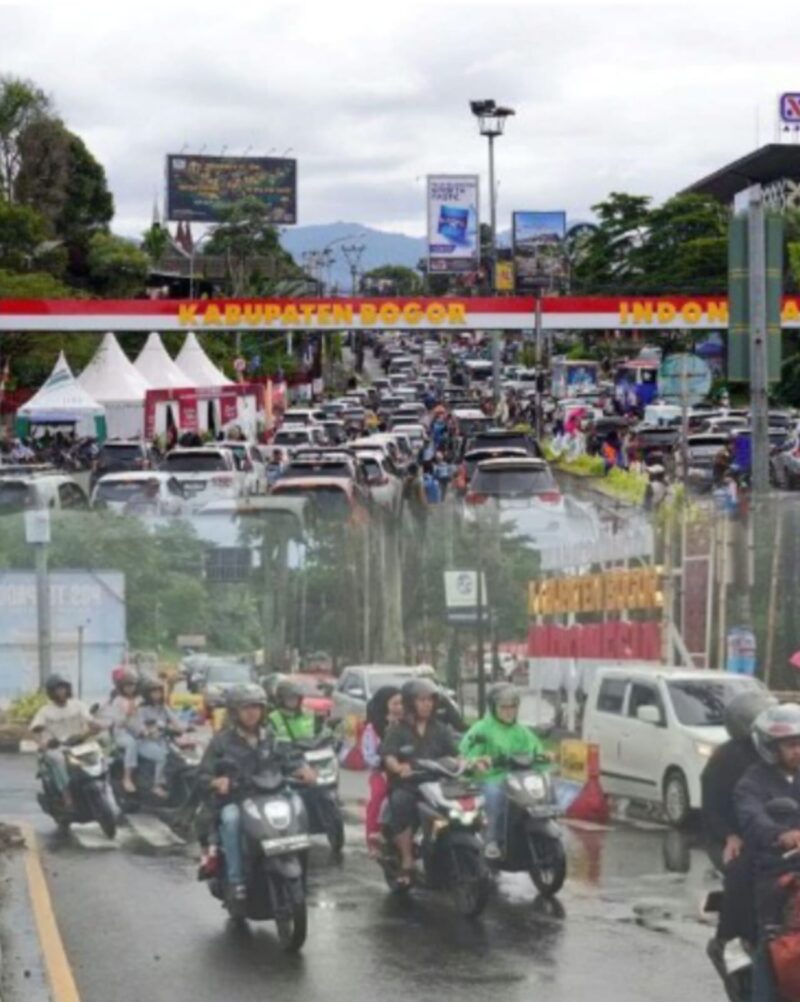 Sejumlah kendaraan melintas di Jalan Raya Puncak saat arus meningkat pukul siang hari, rekayasa one way diterapkan