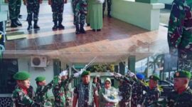 Letkol Inf Eko Budiarto, S.I.P., M.I.P., saat mengikuti tradisi pelepasan Komandan Kodim 0417/Kerinci di Lapangan Apel Makodim 0417/Kerinci