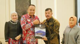 Bupati Kerinci Monadi, S.Sos., M.Si., secara resmi melepas Dandim 0417/Kerinci Letkol Inf. Eko Budiarto, S.IP., yang mendapat amanah tugas baru di Mabes TNI Angkatan Darat.