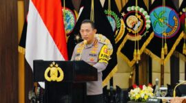 Kapolri Jenderal Polisi Listyo Sigit Prabowo saat menyampaikan rilis akhir tahun 2025 di Mabes Polri, Jakarta Selatan, mengajak mendoakan korban bencana di Sumatera dan pegawai Polri yang meninggal.