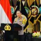 Kapolri Jenderal Polisi Listyo Sigit Prabowo saat menyampaikan rilis akhir tahun 2025 di Mabes Polri, Jakarta Selatan, mengajak mendoakan korban bencana di Sumatera dan pegawai Polri yang meninggal.