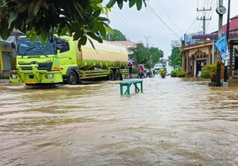 Banjir akibat hujan lebat merendam Simpang Tamunarang, Kecamatan Sungai Aur, Pasaman Barat