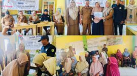 Pemerintah Desa Tanjung Bunga menyalurkan BLT Dana Desa tahap akhir tahun 2025 kepada warga penerima manfaat, disaksikan Sekcam Tanah Kampung, pendamping desa, dan perangkat desa.