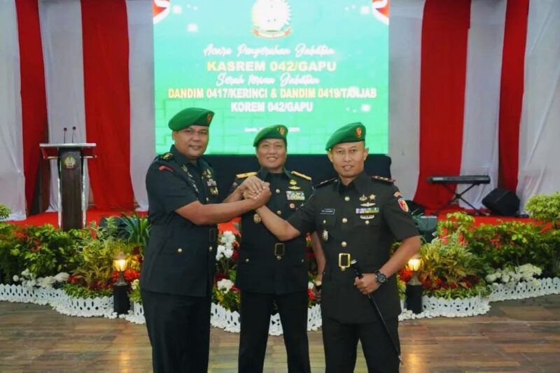 Danrem 042/Gapu memimpin pergantian pimpinan Dandim 0417/Kerinci dari Letkol Inf Eko Budiarto kepada Letkol Inf Eko Siswanto di Makorem 042/Garuda Putih, Jambi