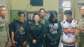 Petugas Satpol PP Pesisir Selatan mengamankan dua pasangan bukan suami istri di hotel Pelangai pada malam Tahun Baru 2026.