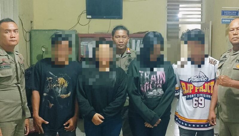 Petugas Satpol PP Pesisir Selatan mengamankan dua pasangan bukan suami istri di hotel Pelangai pada malam Tahun Baru 2026.