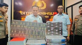 Petugas Ditreskrimsus Polda Jambi menunjukkan bukti uang negara yang berhasil diselamatkan dari kasus korupsi.