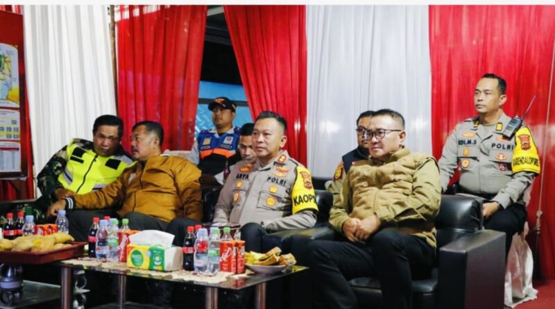 Wali Kota Sungai Penuh Alfin, SH bersama Bupati Kerinci Monadi, Kapolres Kerinci, dan jajaran TNI-Polri memantau pengamanan malam pergantian Tahun Baru 2026 di Pos Lantas Kota Sungai Penuh.
