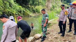 Evakuasi korban tenggelam di Air Terjun Way Lalaan, Lampung.