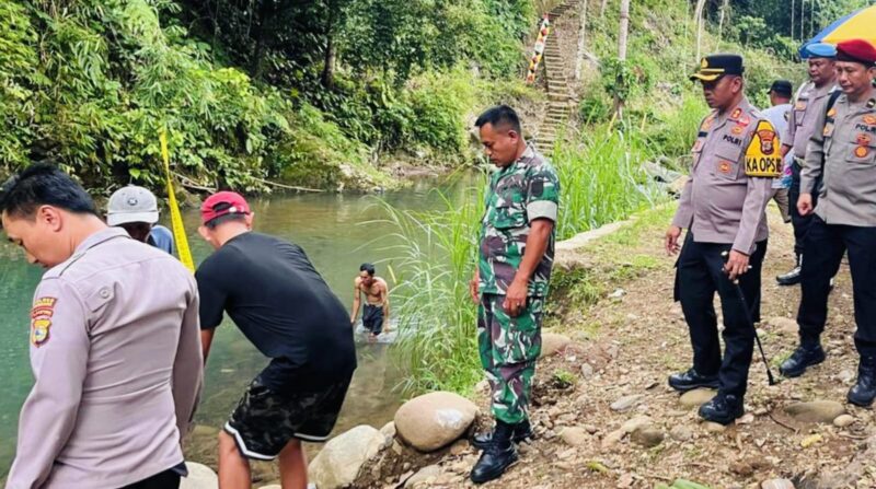 Evakuasi korban tenggelam di Air Terjun Way Lalaan, Lampung.