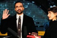 Mamdani mengucapkan sumpah di atas Al-Quran berusia berabad-abad di stasiun bawah tanah Balai Kota.