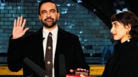 Mamdani mengucapkan sumpah di atas Al-Quran berusia berabad-abad di stasiun bawah tanah Balai Kota.