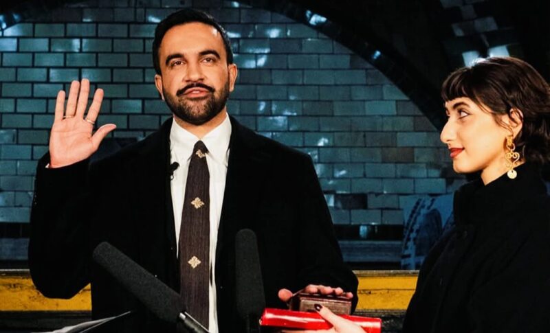 Mamdani mengucapkan sumpah di atas Al-Quran berusia berabad-abad di stasiun bawah tanah Balai Kota.