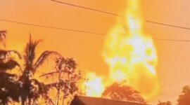 Semburan api dari ledakan pipa gas milik PT Trans Gas Indonesia (TGI) di Desa Batu Ampar, Riau, Jumat (2/1/2026). Petugas dan pihak perusahaan sedang mengevakuasi warga dan memadamkan kebakaran.