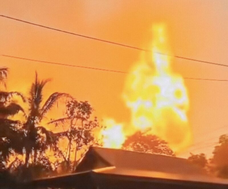 Semburan api dari ledakan pipa gas milik PT Trans Gas Indonesia (TGI) di Desa Batu Ampar, Riau, Jumat (2/1/2026). Petugas dan pihak perusahaan sedang mengevakuasi warga dan memadamkan kebakaran.