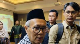 Sudarnoto Abdul Hakim, Ketua MUI Bidang Hubungan Luar Negeri, mengecam larangan Israel terhadap organisasi kemanusiaan di Gaza.