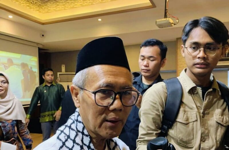 Sudarnoto Abdul Hakim, Ketua MUI Bidang Hubungan Luar Negeri, mengecam larangan Israel terhadap organisasi kemanusiaan di Gaza.