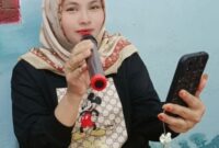 Seseorang bernyanyi dengan penuh ekspresi sebagai cara sederhana untuk menghilangkan stres dan mengurangi rasa capek setelah beraktivitas.