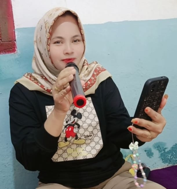 Seseorang bernyanyi dengan penuh ekspresi sebagai cara sederhana untuk menghilangkan stres dan mengurangi rasa capek setelah beraktivitas.