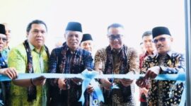 Walikota Sungai Penuh Alfin, SH, menggunting pita bersama sebagai tanda peresmian Kantor Camat Pesisir Bukit.