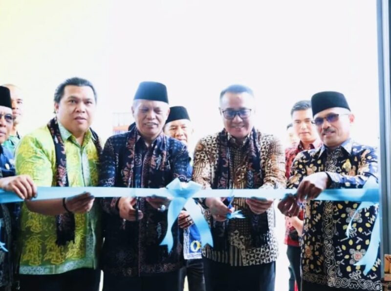 Walikota Sungai Penuh Alfin, SH, menggunting pita bersama sebagai tanda peresmian Kantor Camat Pesisir Bukit.