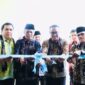 Walikota Sungai Penuh Alfin, SH, menggunting pita bersama sebagai tanda peresmian Kantor Camat Pesisir Bukit.