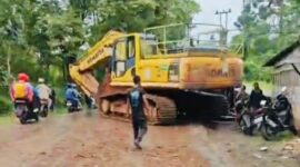 Ekskavator terlepas dari truk trailer dan menabrak beberapa kendaraan di Jalan Raya Jonggol-Cariu, Bogor.