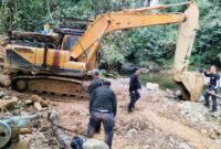 Alat berat digunakan untuk aktivitas Pertambangan Emas Tanpa Izin (PETI) di hutan Jambi, menyebabkan kerusakan hutan seluas ribuan hektare dan pencemaran Sungai Batanghari.