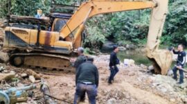 Alat berat digunakan untuk aktivitas Pertambangan Emas Tanpa Izin (PETI) di hutan Jambi, menyebabkan kerusakan hutan seluas ribuan hektare dan pencemaran Sungai Batanghari.
