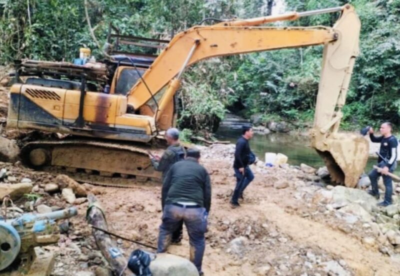 Alat berat digunakan untuk aktivitas Pertambangan Emas Tanpa Izin (PETI) di hutan Jambi, menyebabkan kerusakan hutan seluas ribuan hektare dan pencemaran Sungai Batanghari.