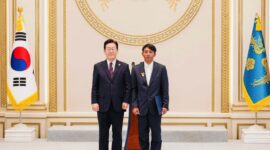 Presiden Korea Selatan, Lee Jae Myung, memberikan penghargaan kepada Sugianto atas jasanya.