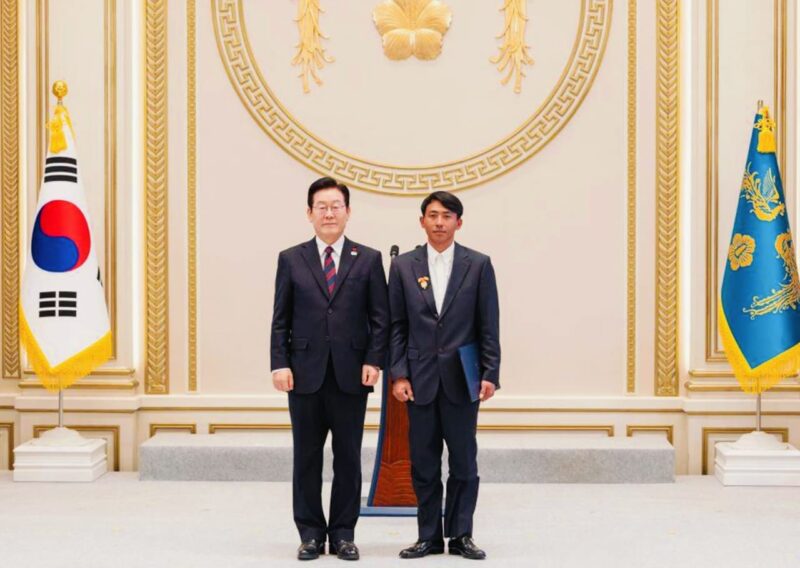 Presiden Korea Selatan, Lee Jae Myung, memberikan penghargaan kepada Sugianto atas jasanya.