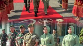 Komandan Kodim 0417/Kerinci Letkol Inf Eko Siswanto, S.Hub.Int., M.I.P., menerima penyambutan adat dan jajar kehormatan prajurit saat tiba di Makodim 0417/Kerinci.