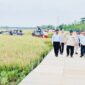 Prabowo Subianto meninjau inovasi pertanian modern untuk meningkatkan efisiensi dan nilai tambah.